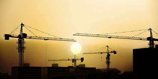 Fotografia industrial de uma jangada tradicional navegando ao pôr do sol, com turbinas eólicas ao fundo, representando a transição entre tradição e tecnologia sustentável.

Fotografia profissional destacando a coexistência entre a pesca artesanal e a indústria de energia renovável. A imagem retrata uma jangada tradicional navegando ao entardecer, com um parque eólico ao fundo, criando um contraste visual poderoso entre o passado e o futuro da sustentabilidade. Captura ideal para portfólios industriais, comunicação corporativa e projetos voltados para energia limpa e infraestrutura.