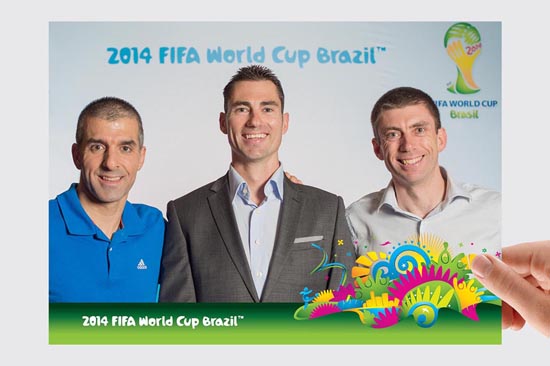 Impressão instantânea de fotografias em jantar especial para árbitros da Copa do Mundo de 2014, destacando momentos de confraternização.