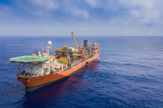 Unidade FPSO (Floating Production Storage and Offloading) FPSO Petrojarl I, Campo de Atlanta, flutuando no oceano com heliponto, guindastes e equipamentos de extração e armazenamento de petróleo.
