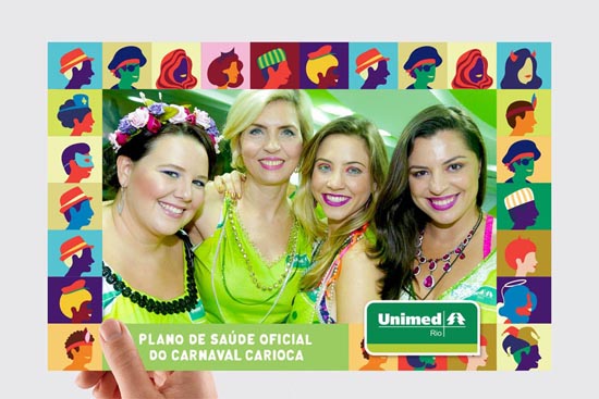 Impressão instantânea de fotografias no camarote do Carnaval, capturando momentos de celebração e alegria com convidados em um ambiente exclusivo.