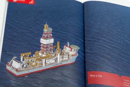 Relatório anual ilustrado com imagem da plataforma de petróleo offshore 'Laguna Star', destacando a infraestrutura e atividades do setor de óleo e gás.